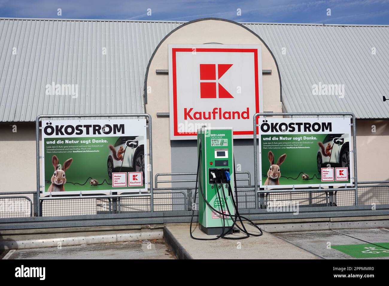 E-Auto-Ladestation an einer Kaufland-filiale Banque D'Images