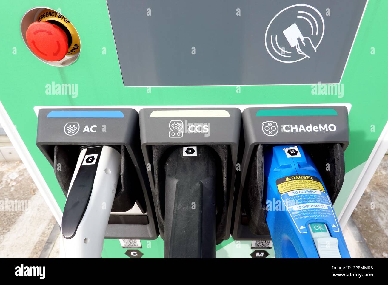 Ladestation für E-Autos mit den 3 unterschiedlichen Stecker-Typen AC Type1,  CHAdeMO und CCS Combo2 Photo Stock - Alamy