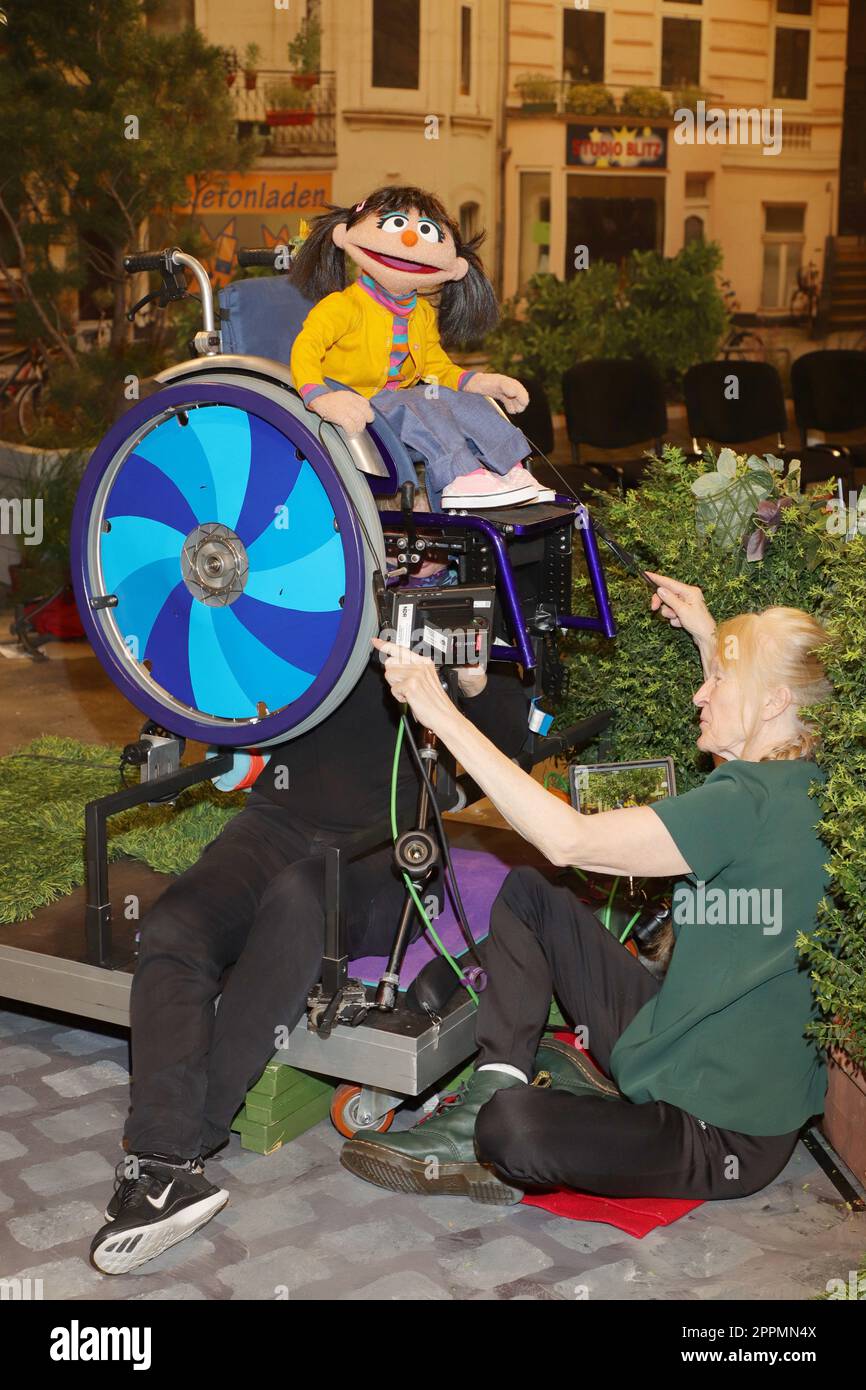 ELIN avec les marionnettistes au travail,présentation de la nouvelle poupée Elin dans 'Sesame Street' - la fille a sept ans et utilise un fauteuil roulant. Pour la première fois, un personnage handicapé renforce la poupée allemande Ensembi Banque D'Images