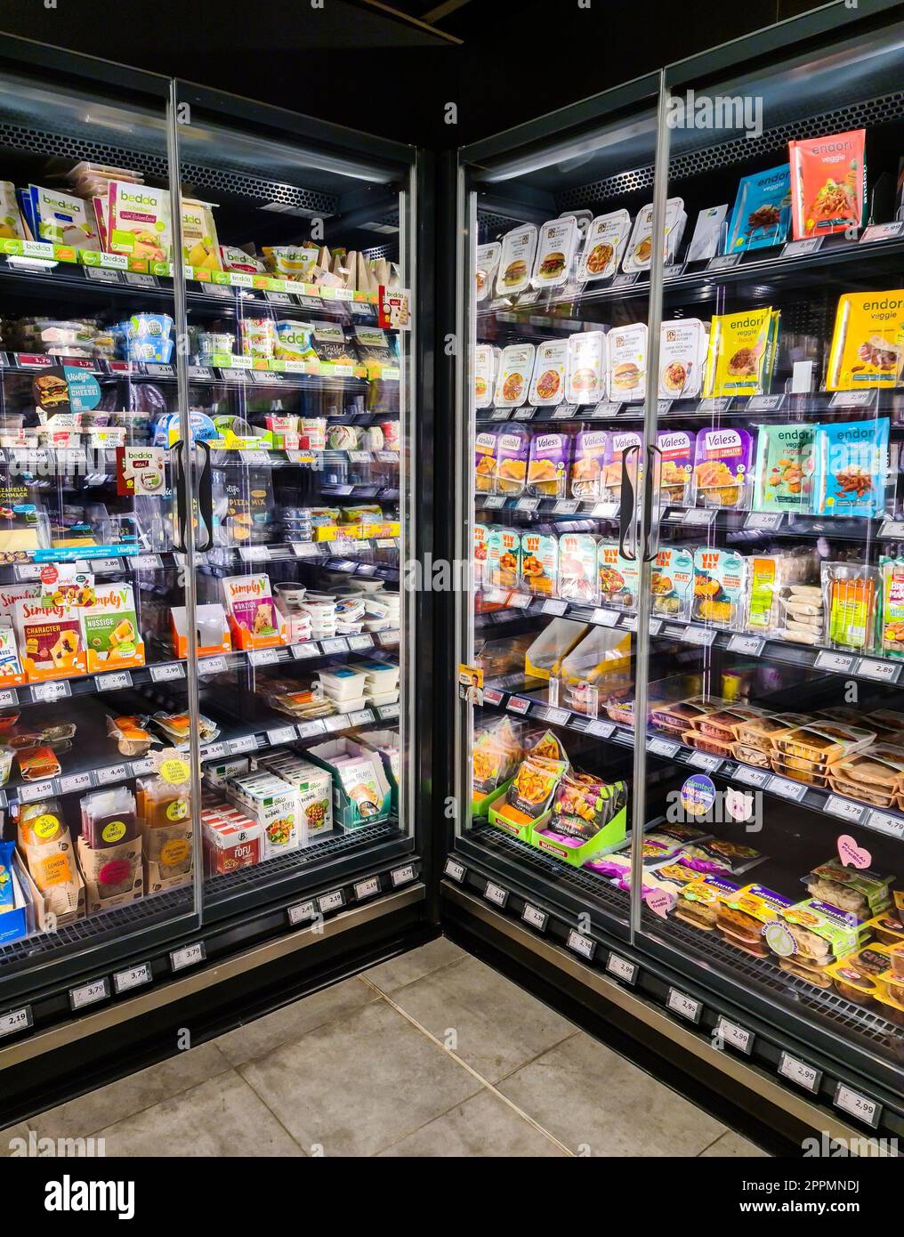 Kiel, Allemagne - 21 mars 2023 : la section réfrigérée des substituts de viande végétariens dans un supermarché. Banque D'Images