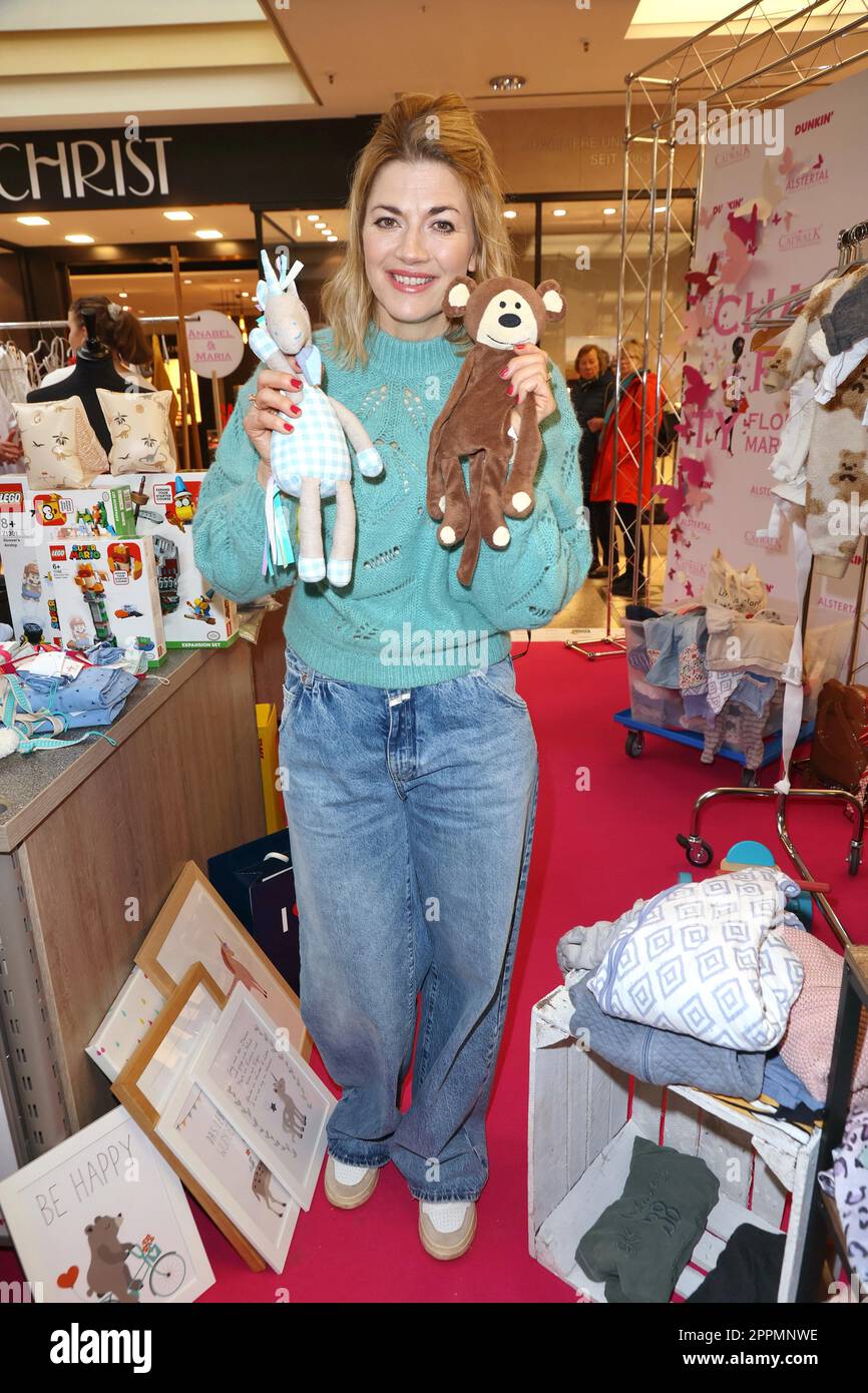 Nina Bott, Charity-Flohmarkt zu Gunsten der hommage à Bambi Stiftung im Alstertal Einkaufzentrum, Hambourg, 21.03.2023 Banque D'Images