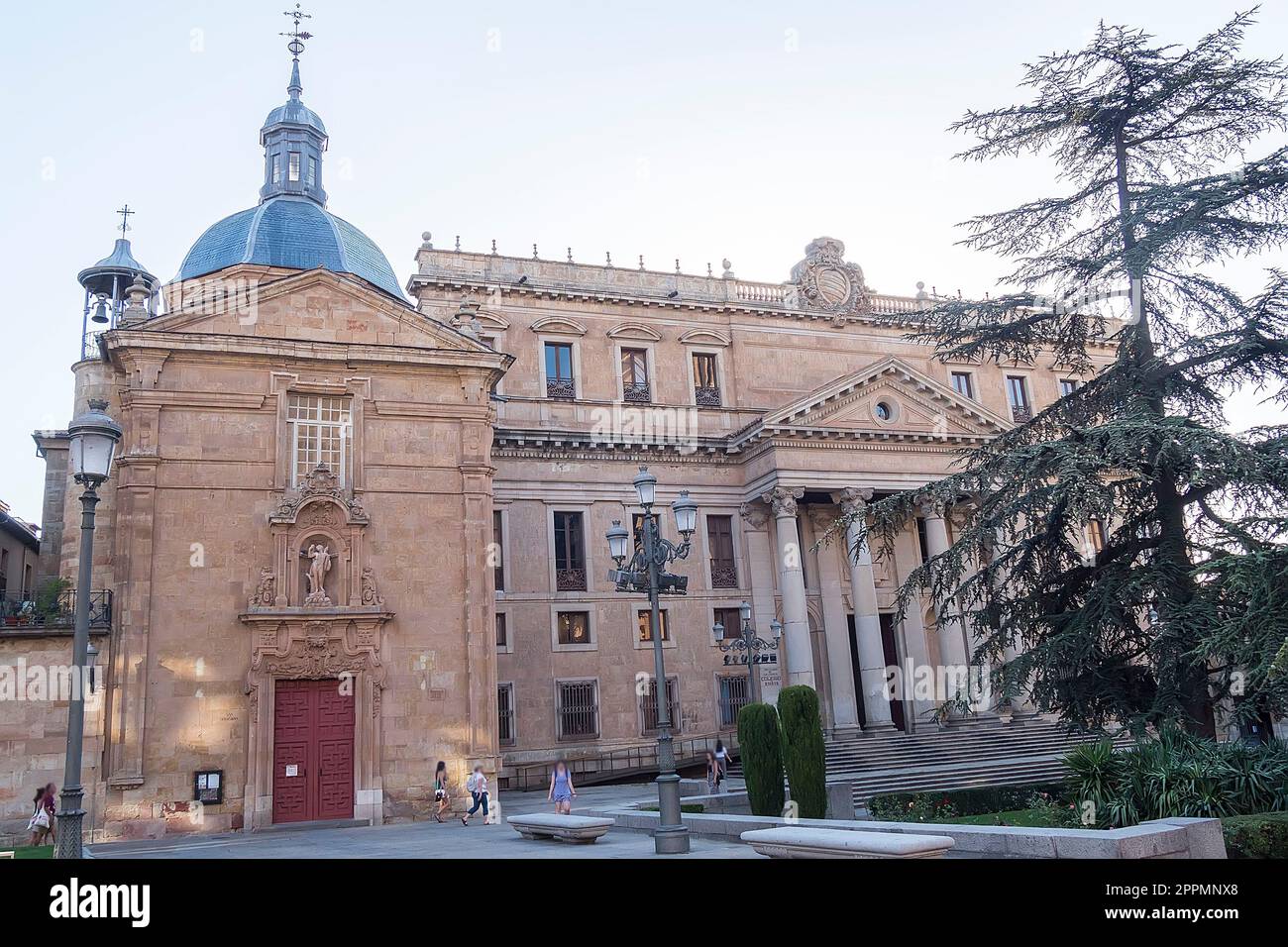 Église Saint-Sébastien et palais Anaya, en fait bâtiment universitaire (Salamanque, Espagne) Banque D'Images