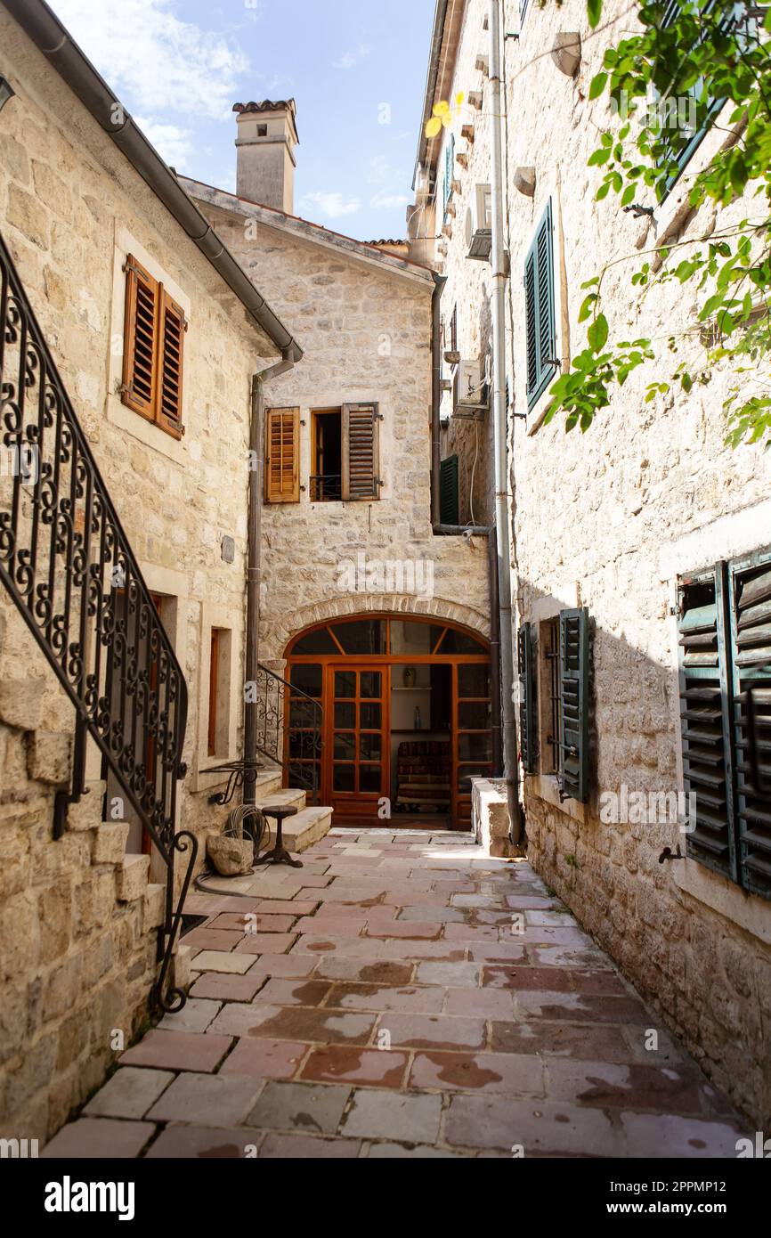 Rue colorée dans la vieille ville de Kotor par une journée ensoleillée, Monténégro. Voyage, vacances, promenade. Banque D'Images