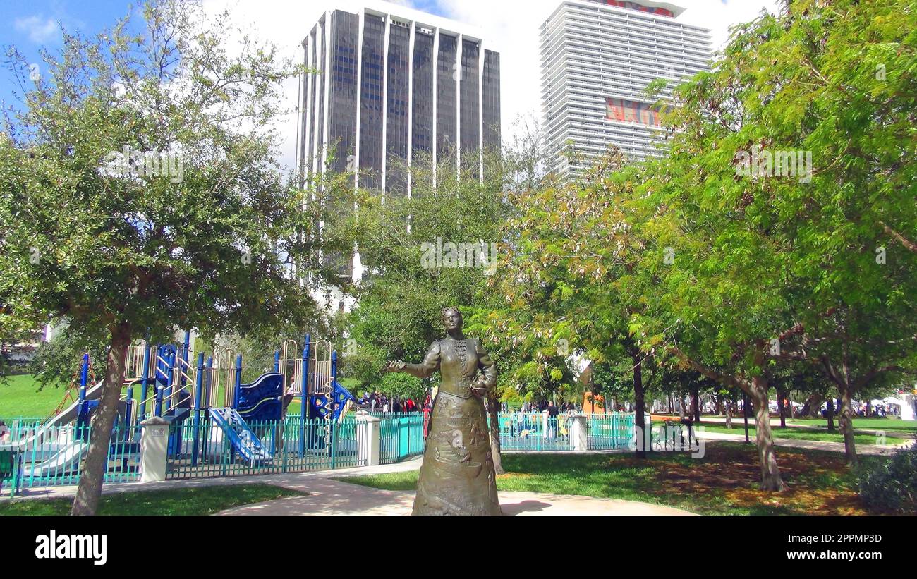 MIAMI, Floride - 04 mars 2017 : statue en bronze de Julia Tuttle à Bayfront Park , une femme d'affaires américaine qui possédait le terrain sur lequel Miami, Floride a été construit. Banque D'Images