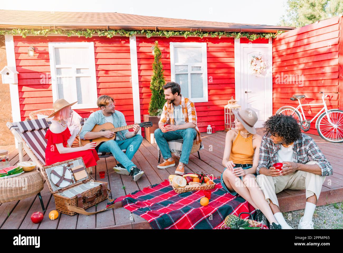 Les amis ont un pique-nique et jouent avec de la guitare Banque D'Images