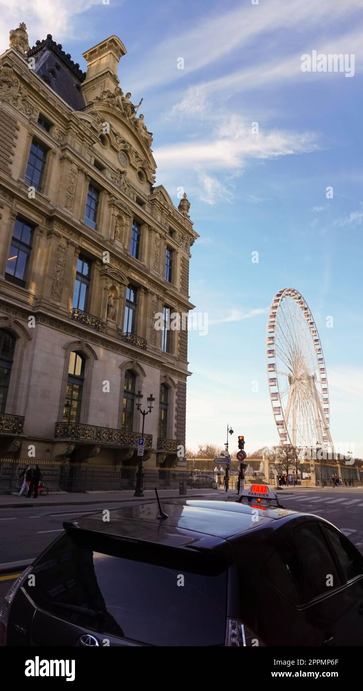 Paris, France - 01 janvier 2022 : grande roue roue roue de Paris sur la place de la Concorde depuis le jardin des Tuileries à Paris, France Banque D'Images