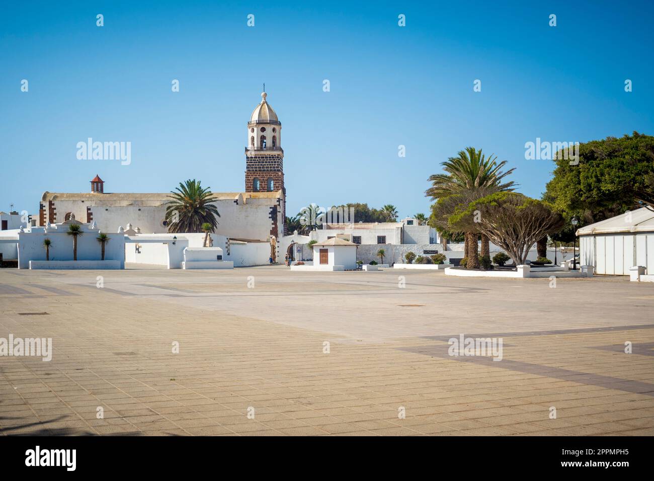 Vue sur la place vide du marché de Teguise, un village sur les îles Canaries en Espagne Banque D'Images