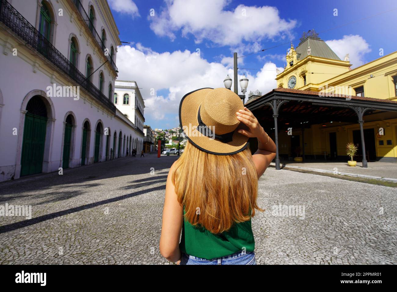 Tourisme à Santos, Brésil. Jeune voyageuse marchant entre le palais du musée PelÃ© et la station de tramway historique, attractions touristiques de Santos, Brésil. Banque D'Images