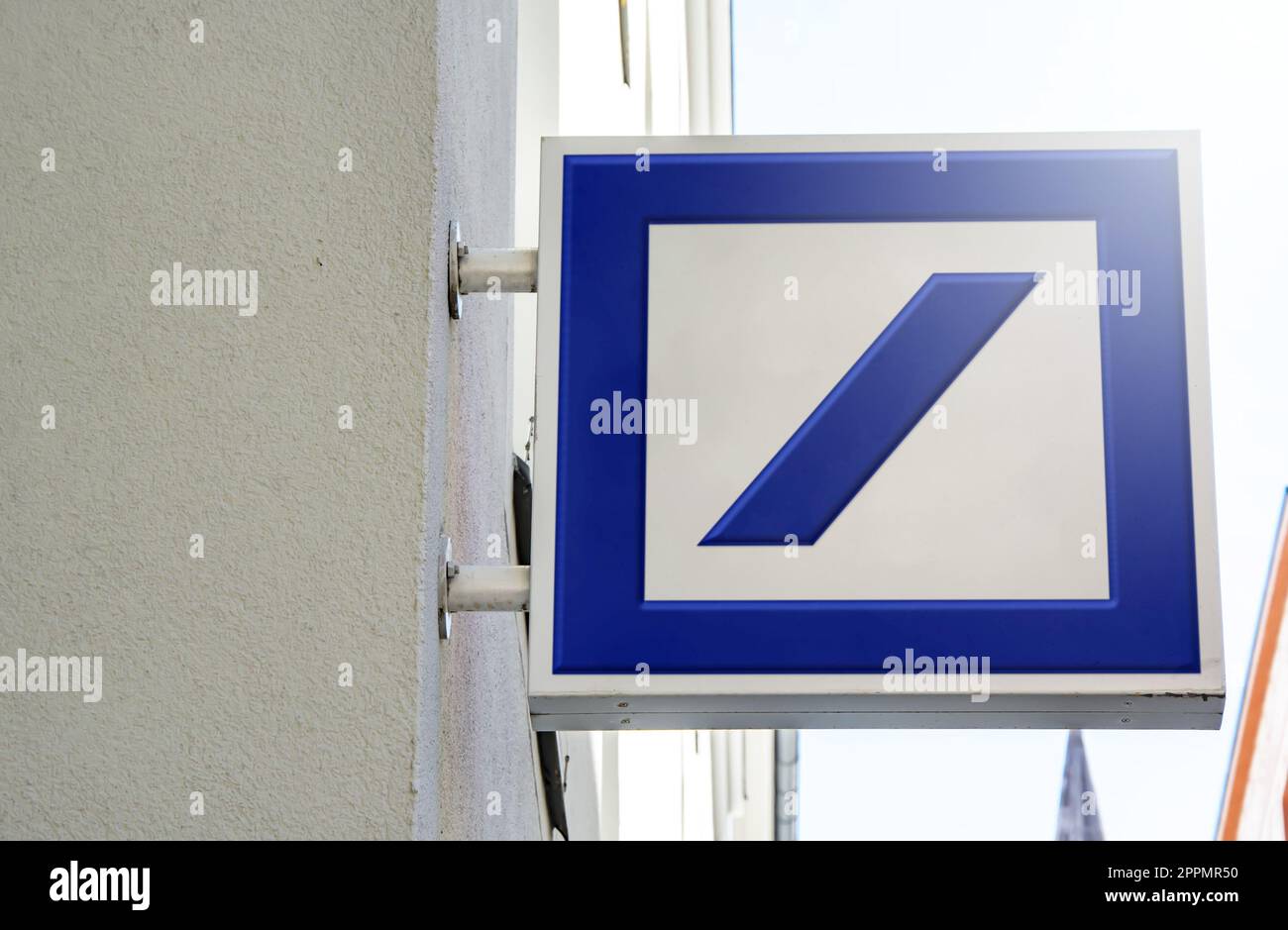 Logo de la Deutsche Bank sur un panneau métallique carré à l'extérieur d'un bâtiment Banque D'Images