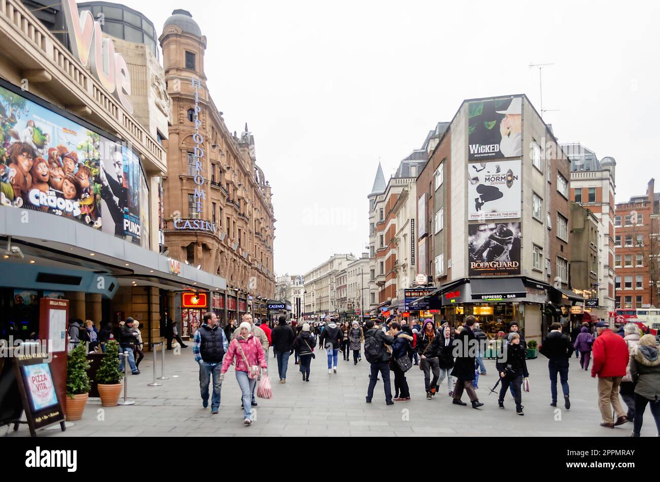 Les gens marchant dans Leicester Square, quartier des théâtres à Londres, Royaume-Uni Banque D'Images