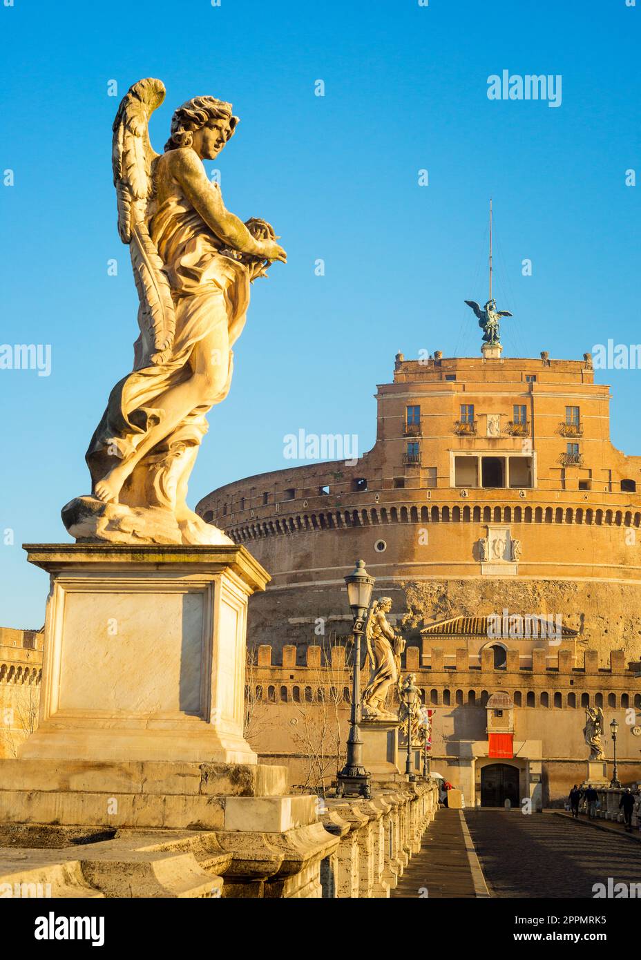 Sant Angelo Château et du pont à Rome, Italie. Banque D'Images