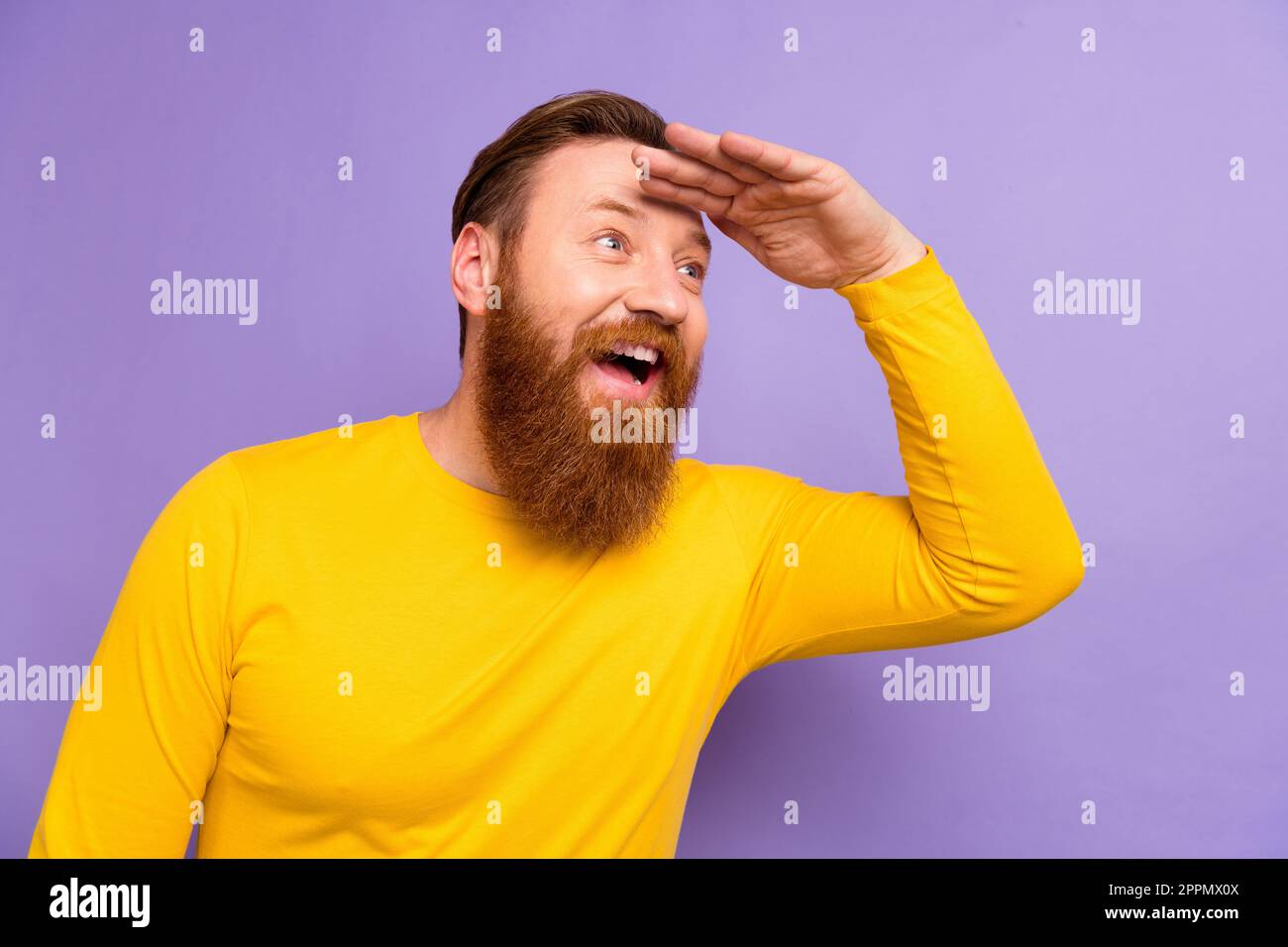 Photo de jeune homme d'affaires porter chemise main front recherchant l'espace vide loin loin aventures isolées sur fond violet couleur Banque D'Images