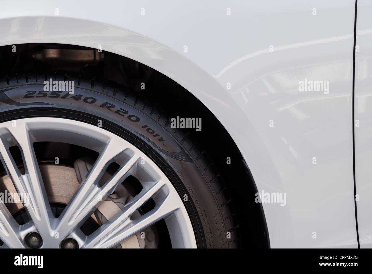 MILAN, ITALIE - AVRIL 16 2018 : Audi City LAB. Vue rapprochée d'une roue avec le symbole audi et son pneu en caoutchouc. Banque D'Images