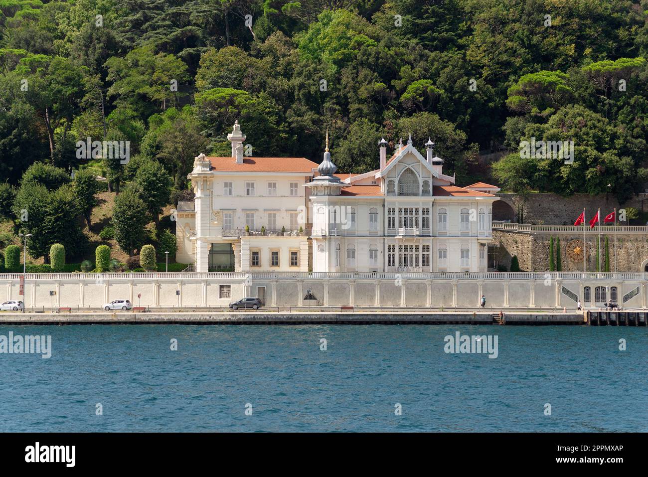 Vue depuis le Bosphore de la résidence officielle du président de la Turquie, anciennement Huber Mansion, Istanbul, Turquie Banque D'Images