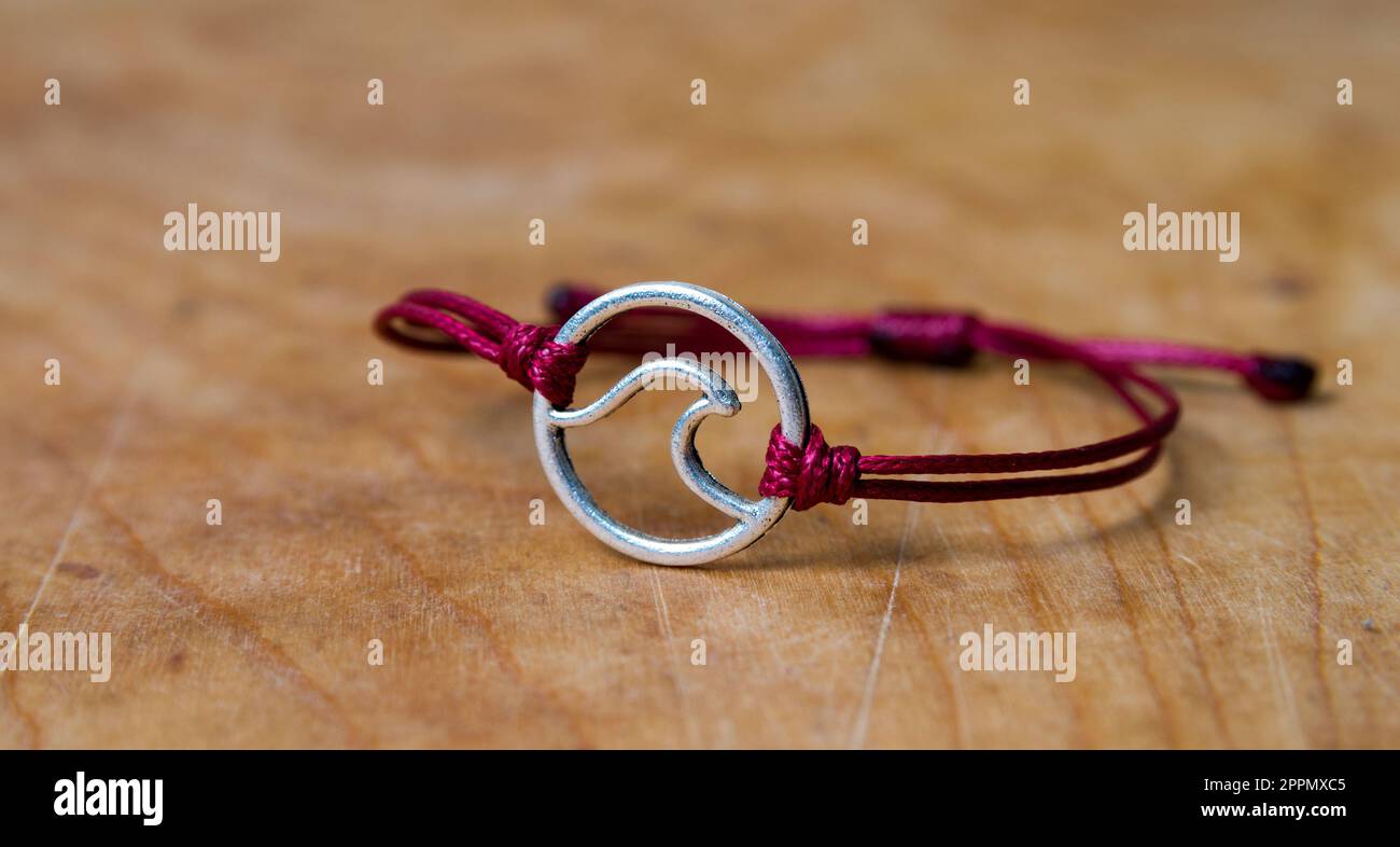 Bracelet en perles sur la table en bois Banque D'Images