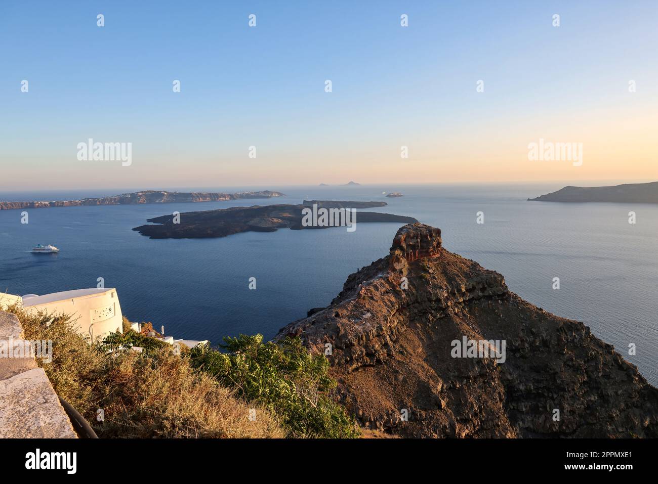 La belle caldeira et la vue sur le rocher de Skaros depuis la terrasse Imerovigli sur Santorini, Grèce Banque D'Images