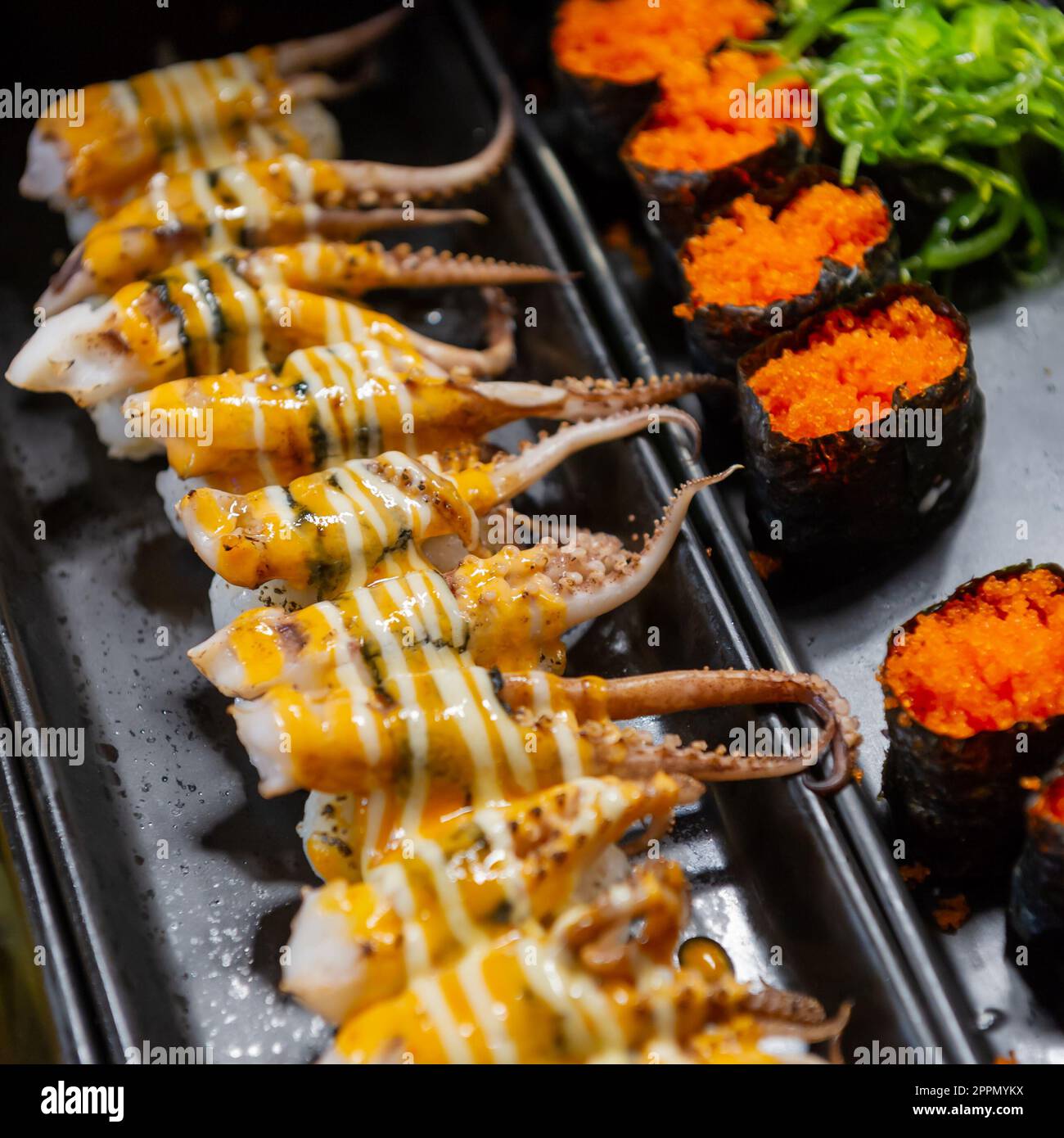 Cuisine de rue thaï en vente au marché nocturne de Jodd Fairs à Rama iX, Bangkok, Thaïlande Banque D'Images