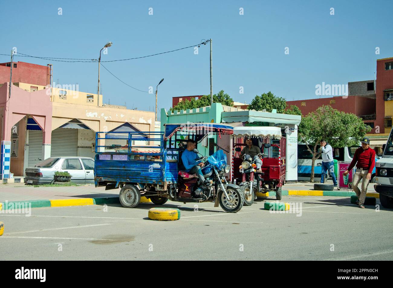 Vie urbaine, magasins et ateliers, marchés et vie commune dans les rues du Maroc. Personnes et professions Banque D'Images
