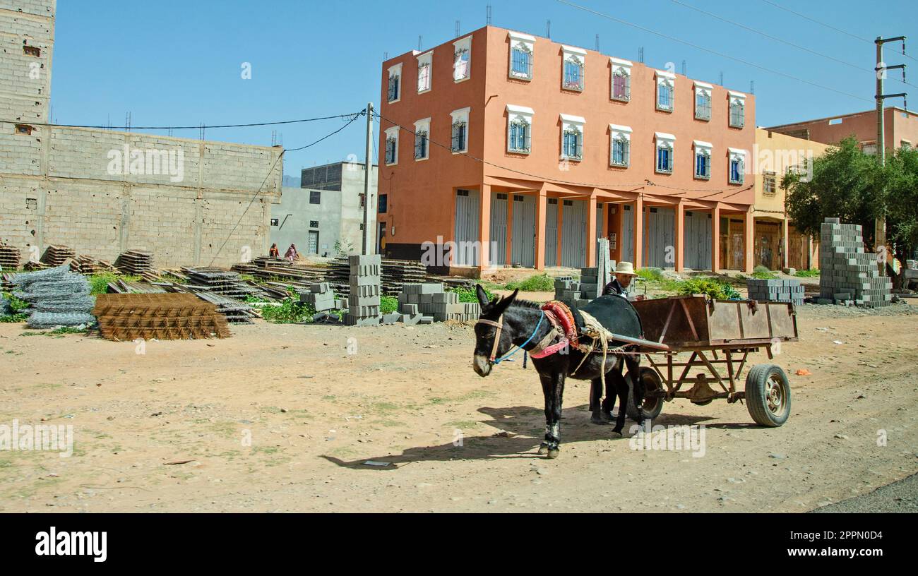 Vie urbaine, magasins et ateliers, marchés et vie commune dans les rues du Maroc. Personnes et professions Banque D'Images
