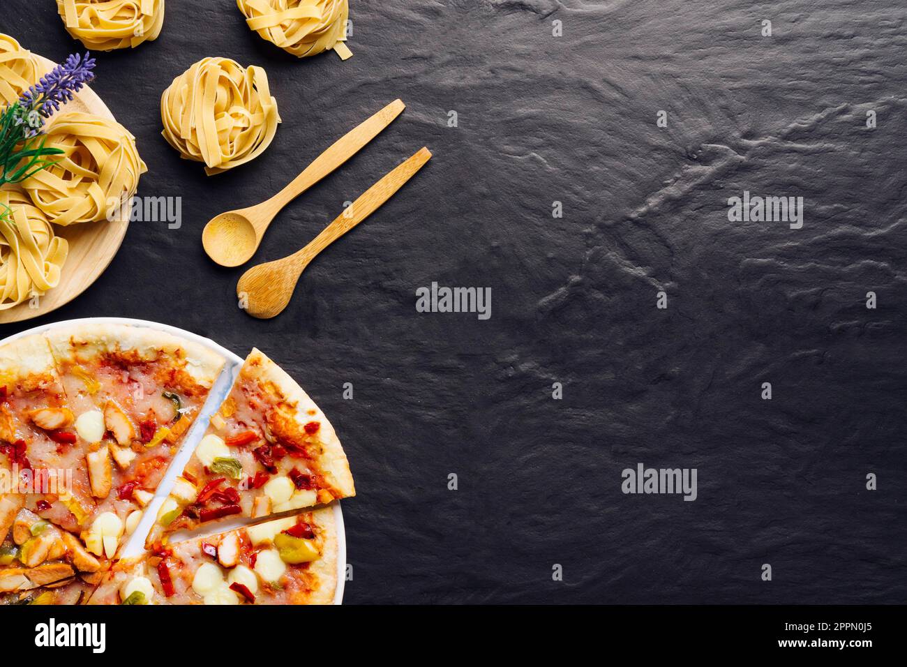 La composition de la nourriture italienne avec l'espace pizza juste Banque D'Images