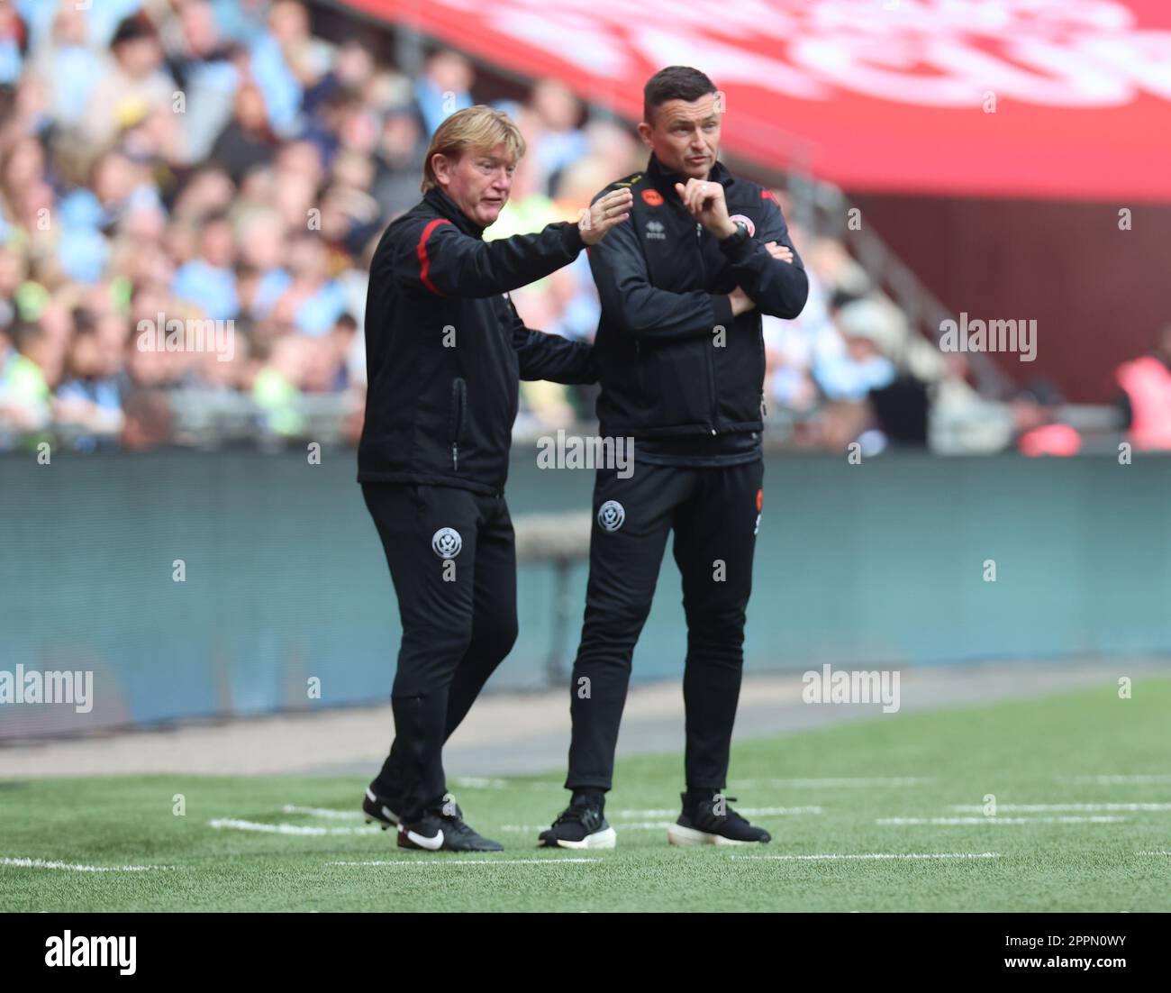 Le G-D Stuart McCall en tant que directeur adjoint et Paul Heckingbottom entraîneur de Sheffield Unis pendant la coupe FA - demi-finale de football match entre Mancheste Banque D'Images