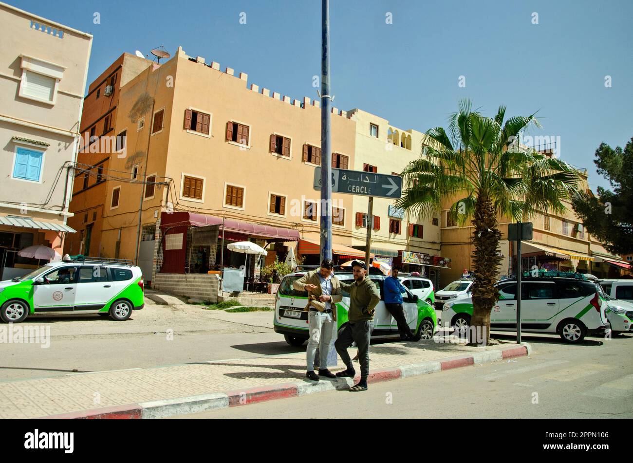 Vie urbaine, magasins et ateliers, marchés et vie commune dans les rues du Maroc. Personnes et professions Banque D'Images