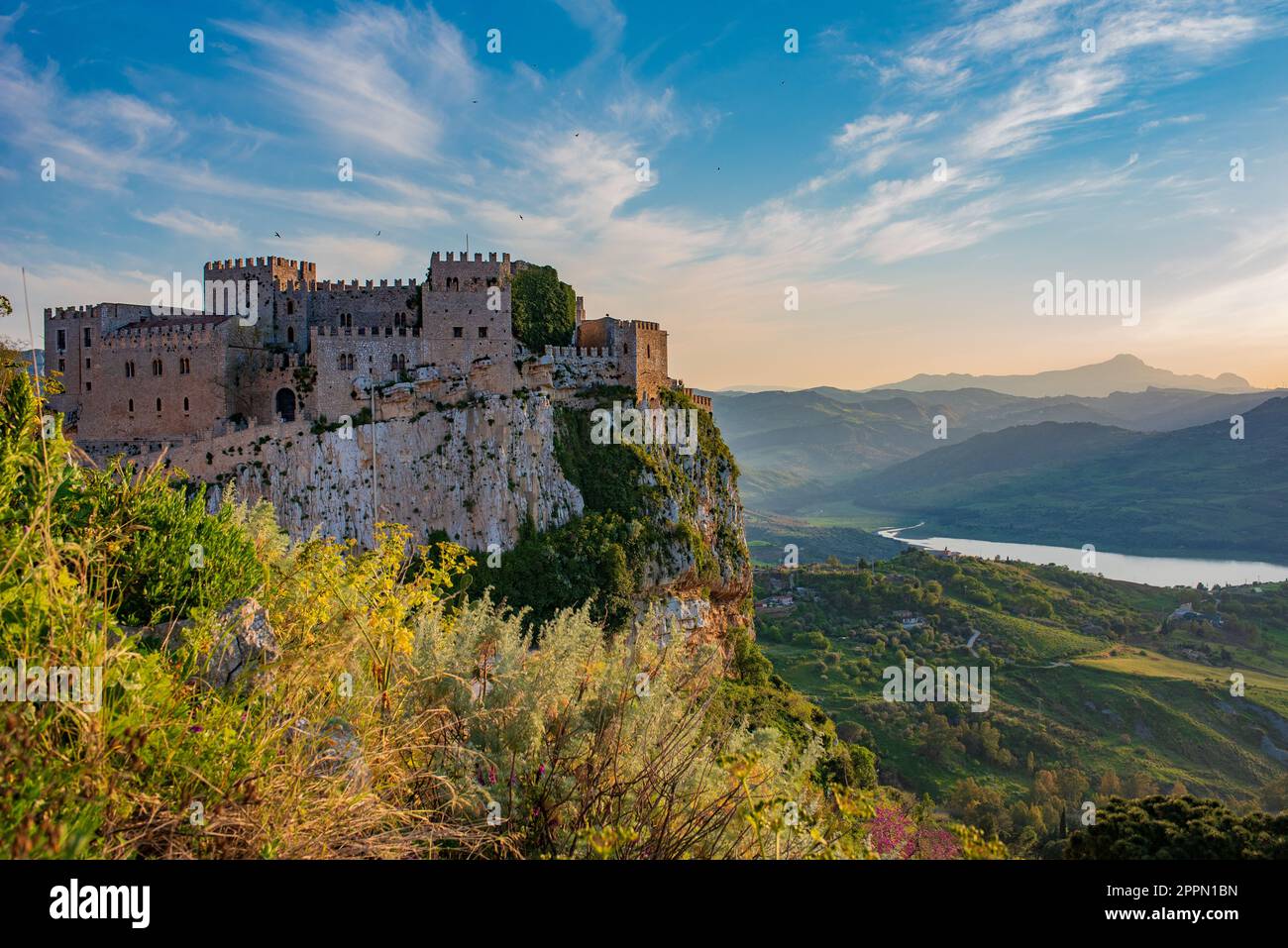 Vue panoramique du château de Caccamo au coucher du soleil, Sicile Banque D'Images