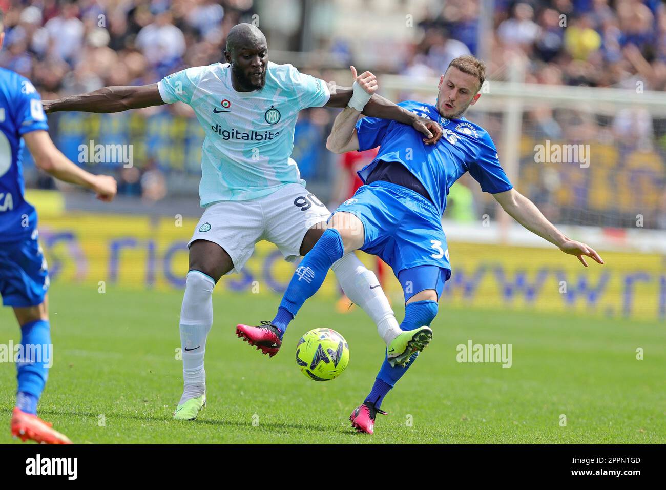 ITA-Seriea-Empoli v Inter&#XA;EMPOLI, ITALIE – Apr 23, Gabriele Guarino d'ACF Empoli et Romelu Lukaku d'INTER, bataille pour le ballon pendant l'ITA Banque D'Images