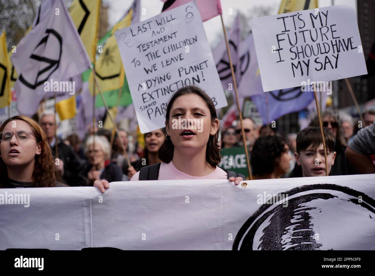 Londres/Royaume-Uni 24 avril 2023. La rébellion d'extinction et d'autres groupes de campagne se sont poursuivis avec leurs quatrième et dernier jours de protestation prévue. Tout en avertissant le gouvernement qu'ils « feraient monter » leur action s'ils n'acceptent pas les deux exigences du changement climatique. Les militants réclament : la fin de toutes les licences, le financement et l'approbation de nouveaux projets pétroliers et gaziers et la création de « assemblées de citoyens d'urgence » pour faire face à la crise climatique. Aubrey Fagon/Alamy Live News Banque D'Images