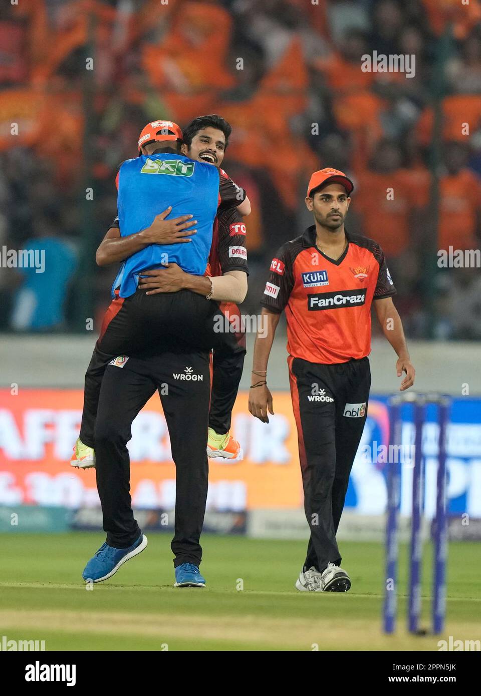 Sunrisers Hyderabad's Washington Sundar, right, celebrates the wicket of Delhi Capitals' Sarfaraz Khan during the Indian Premier League (IPL) cricket match between Sunrisers Hyderabad and Delhi Capitals, in Hyderabad, India, Monday, April 24, 2023. (AP Photo/Mahesh Kumar A.) Banque D'Images