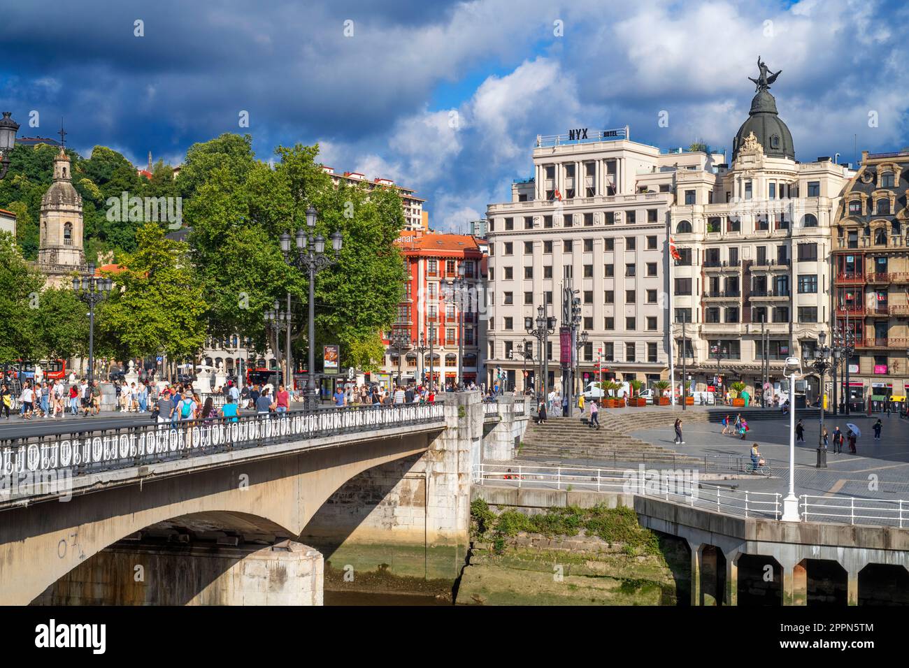 Pont fluvial de Bilbao, vue sur le Puente de la Concordia enjambant la Ria de Bilbao (Rio Nervion) dans le centre de Bilbao, dans le nord de l'Espagne Banque D'Images