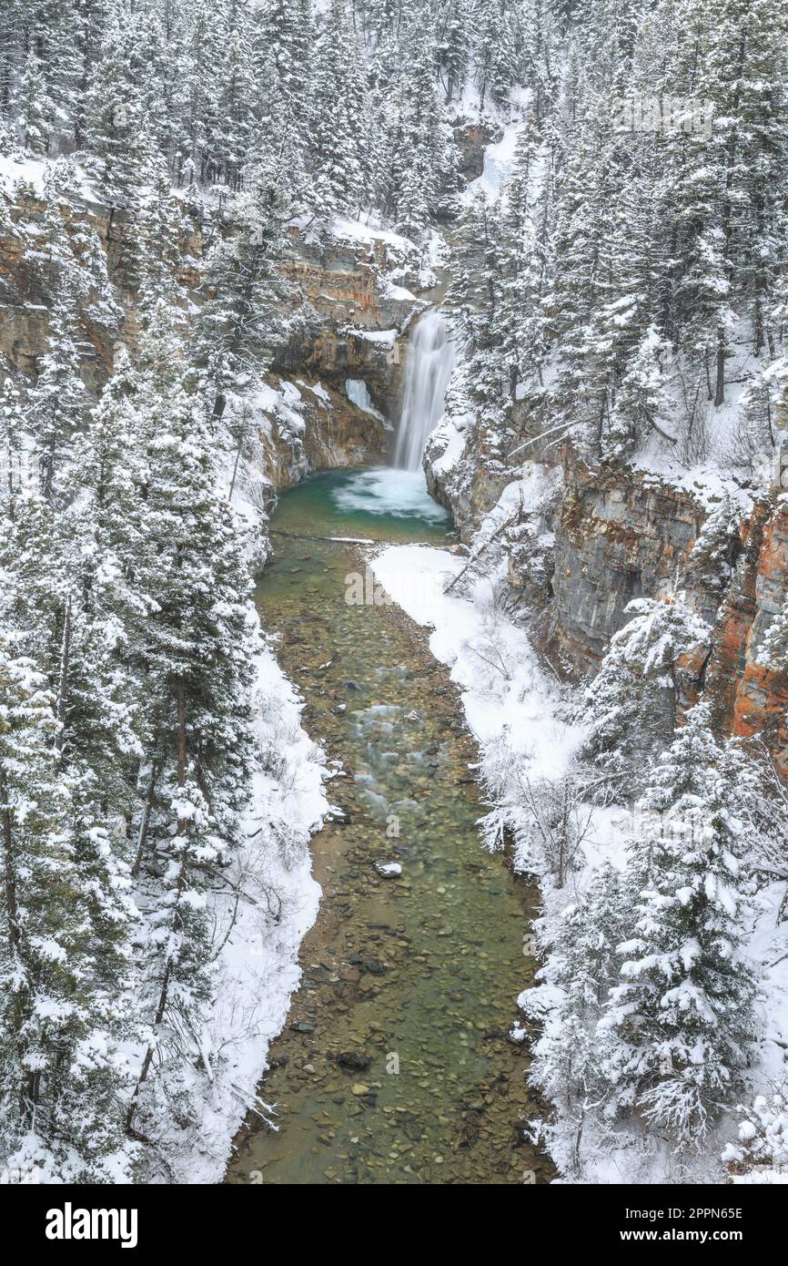 cascade et canyon le long de falls creek en hiver près d'augusta, montana Banque D'Images