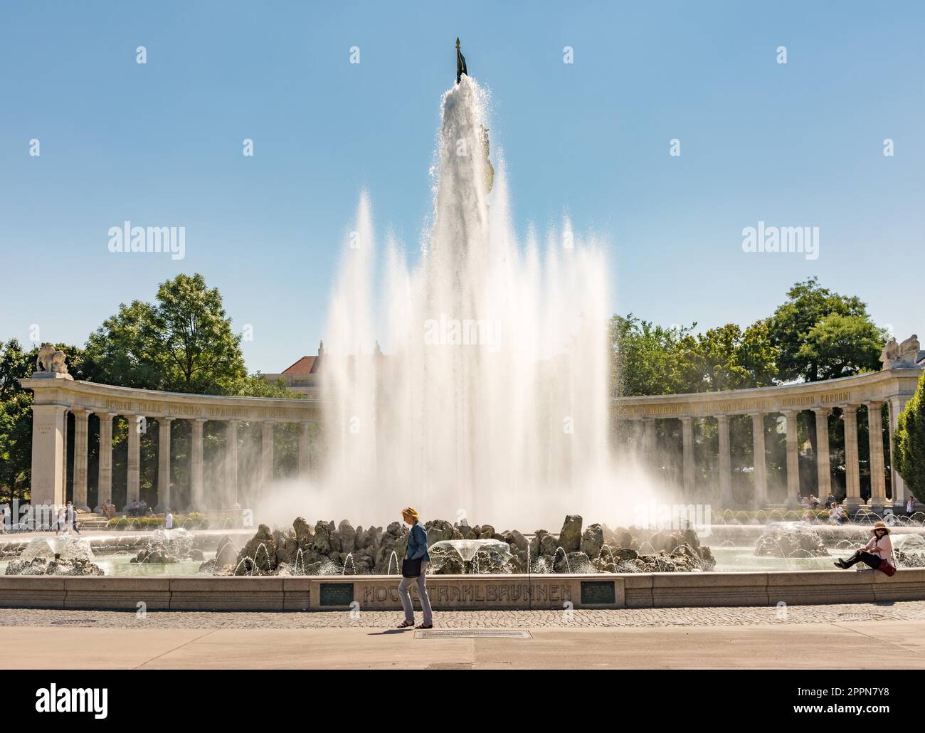 VIENNE, AUTRICHE - AOÛT 29 : la fontaine Hochstrahlbrunnen et le Mémorial de la guerre soviétique à la Schwarzenbergplatz à Vienne, Autriche sur 29 août Banque D'Images