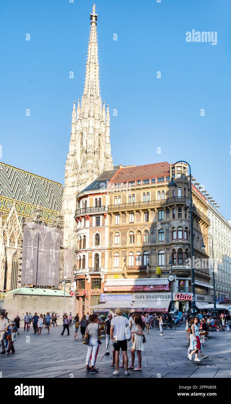 VIENNE, AUTRICHE - AOÛT 30 : personnes dans la zone piétonne de St. Cathédrale de Stephen à Vienne, Autriche sur 30 août 2017 Banque D'Images