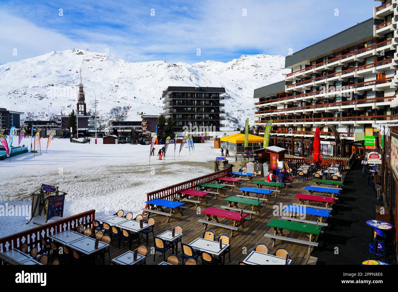 Les Ménuires, France 16 mars 2023 terrasse de restaurant colorée au