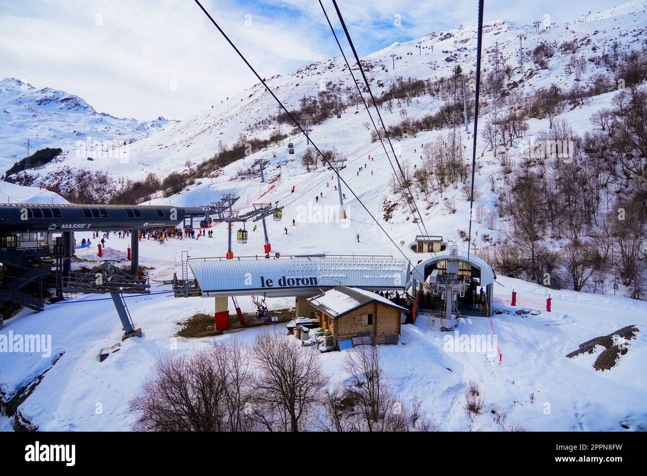 Stations de départ du téléphérique menant au sommet de la masse au-dessus de la station de ski des Ménuires Banque D'Images