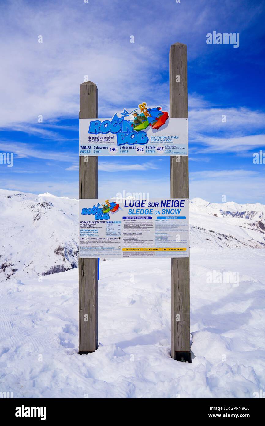 Les Ménuires, France 16 mars 2023 panneau d'information pour un traîneau sur la neige dans