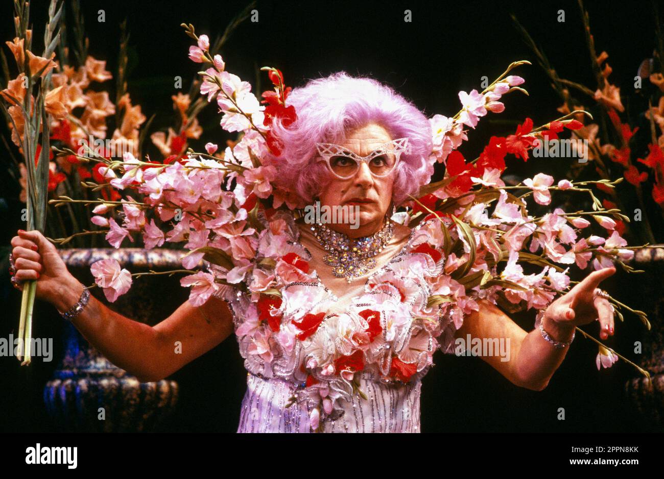 Barry Humphries (Dame Edna everage) en ARRIÈRE AVEC Une VENGEANCE au Strand Theatre, Londres WC2 17/11/1987 costumes: Billy Goodwin éclairage: Durham Marenghi chorégraphe: Sam Spencer-Lane Banque D'Images