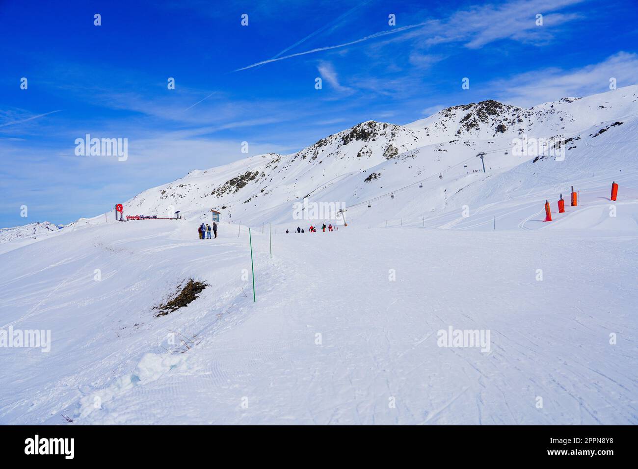 Piste de ski enneigée dans les montagnes au-dessus de la station de ski des Ménuires dans les Alpes françaises Banque D'Images