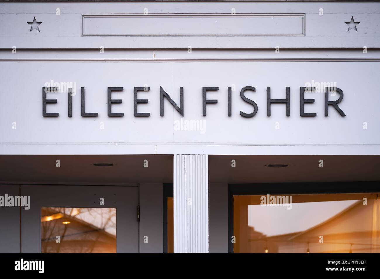 Connecticut, Etats-Unis - 7 avril 2023 : Eileen Fisher boutique boutique dans le quartier commercial logo signer fermer. Banque D'Images