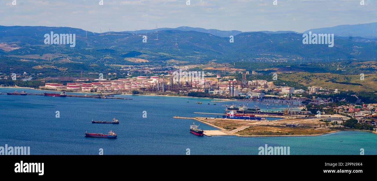 Vue panoramique de la raffinerie de San Roque dans le sud de l'Espagne, entre Algésiras et Gibraltar - navires-citernes livrant du pétrole à un plan industriel Banque D'Images