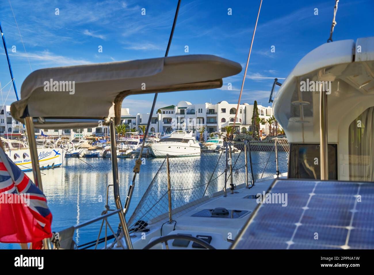 Sousse, Tunisie, 9 janvier 2023: Port de plaisance de Port el Kantaoui avec vue sur un yacht à moteur en premier plan à l'appartement de vacances sophistiqué c Banque D'Images