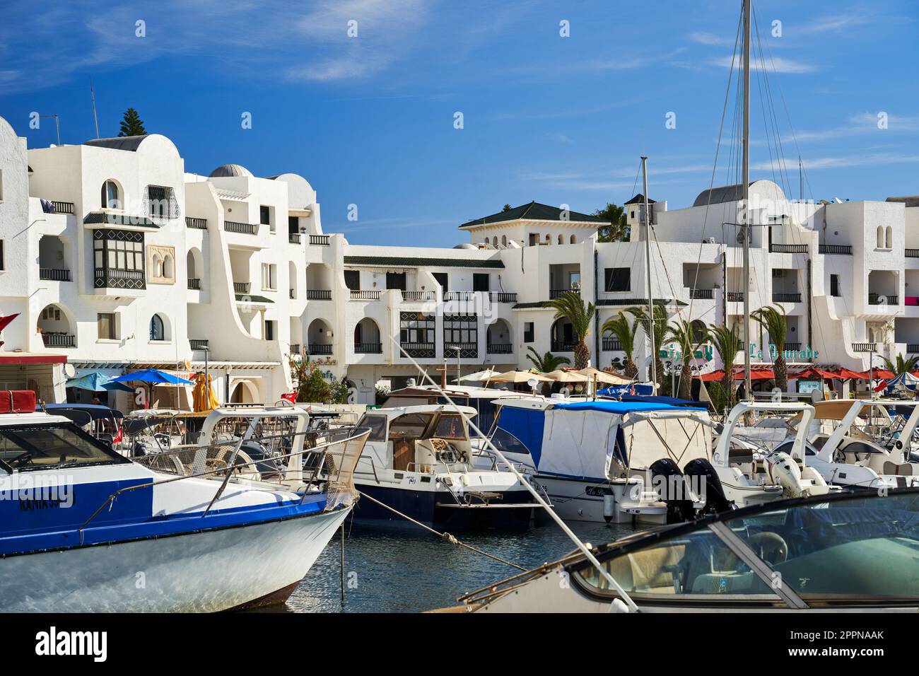 Sousse, Tunisie, 9 janvier 2023: Port de plaisance de Port el Kantaoui avec vue sur un yacht à moteur en premier plan à l'appartement de vacances sophistiqué c Banque D'Images