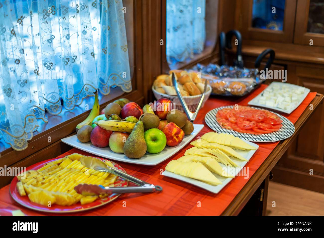 Intérieur du train de luxe Expreso de la Robla traversant Bilbao vers Leon, dans le nord de l'Espagne, en Europe. Intérieur de la voiture de restaurant dans le petit déjeuner tim Banque D'Images