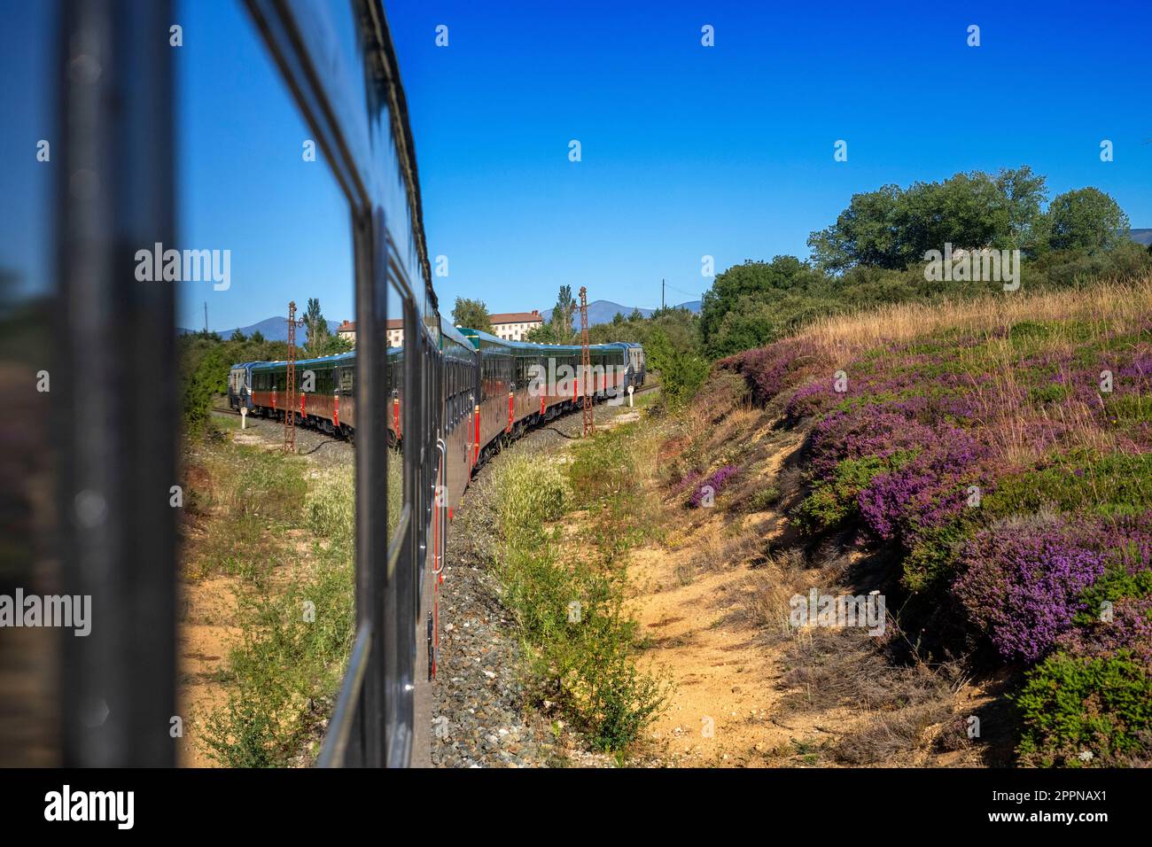 Train Expreso de la robla passant le long du monument naturel Ojo Guareña. Las Merindades, Burgos. Espagne. Le complexe karstique Ojo Guareña est, avec son alm Banque D'Images