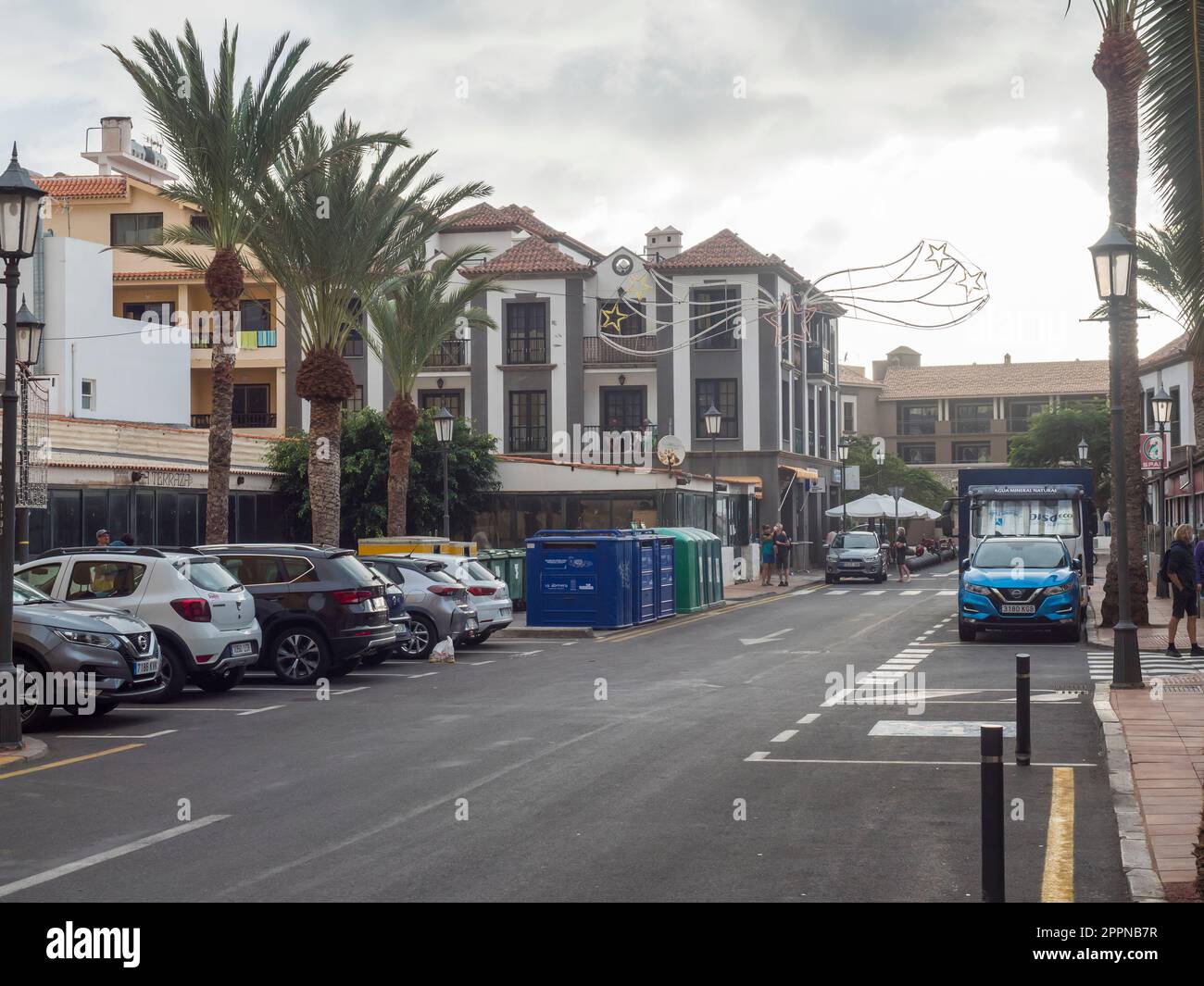 Valle Gran Rey, la Gomera, Iles Canaries, Espagne, décembre 26, 2021: Rue et route principale au village de la Playa avec des voitures garées et des palmiers. Nuageux Banque D'Images