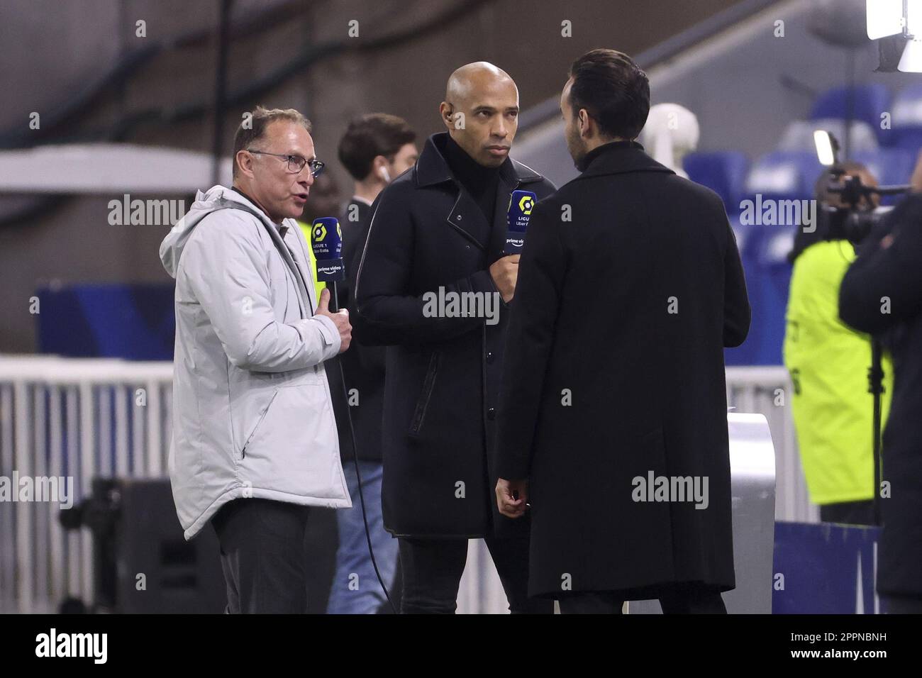 Jean-Pierre Papin est interviewé par Thierry Henry pour Amazon Prime Video  à la suite du championnat français Ligue 1 du match de football entre l'Olympique  Lyonnais (Lyon) et l'Olympique de Marseille sur