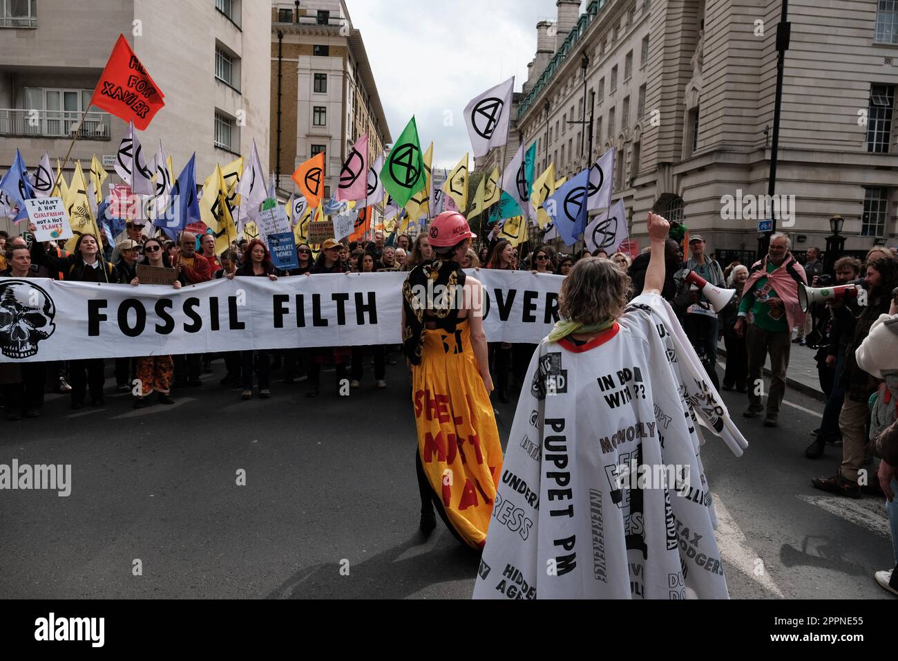 Londres, Royaume-Uni. 23rd avril 2023. Arrêtez la marche sur les combustibles fossiles qui se termine à waterloo au siège de la Shell au dernier jour d'une campagne de 4 jours où 180 groupes, dont Greenpeace, War on Want, extinction Rebellion, Friends of the Earth, le syndicat PCS et Global Justice représentent maintenant des millions de membres, Emmenez dans les rues ensemble dans ce que l'on appelle « le Big One ». De plus en plus de ces groupes vont poser un défi direct au gouvernement : accepter de répondre à deux nouvelles demandes d'urgence avant notre échéance - ou s'attendre à ce que nous refations nos campagnes. Credit: João Daniel Pereira/Alay Live News Banque D'Images