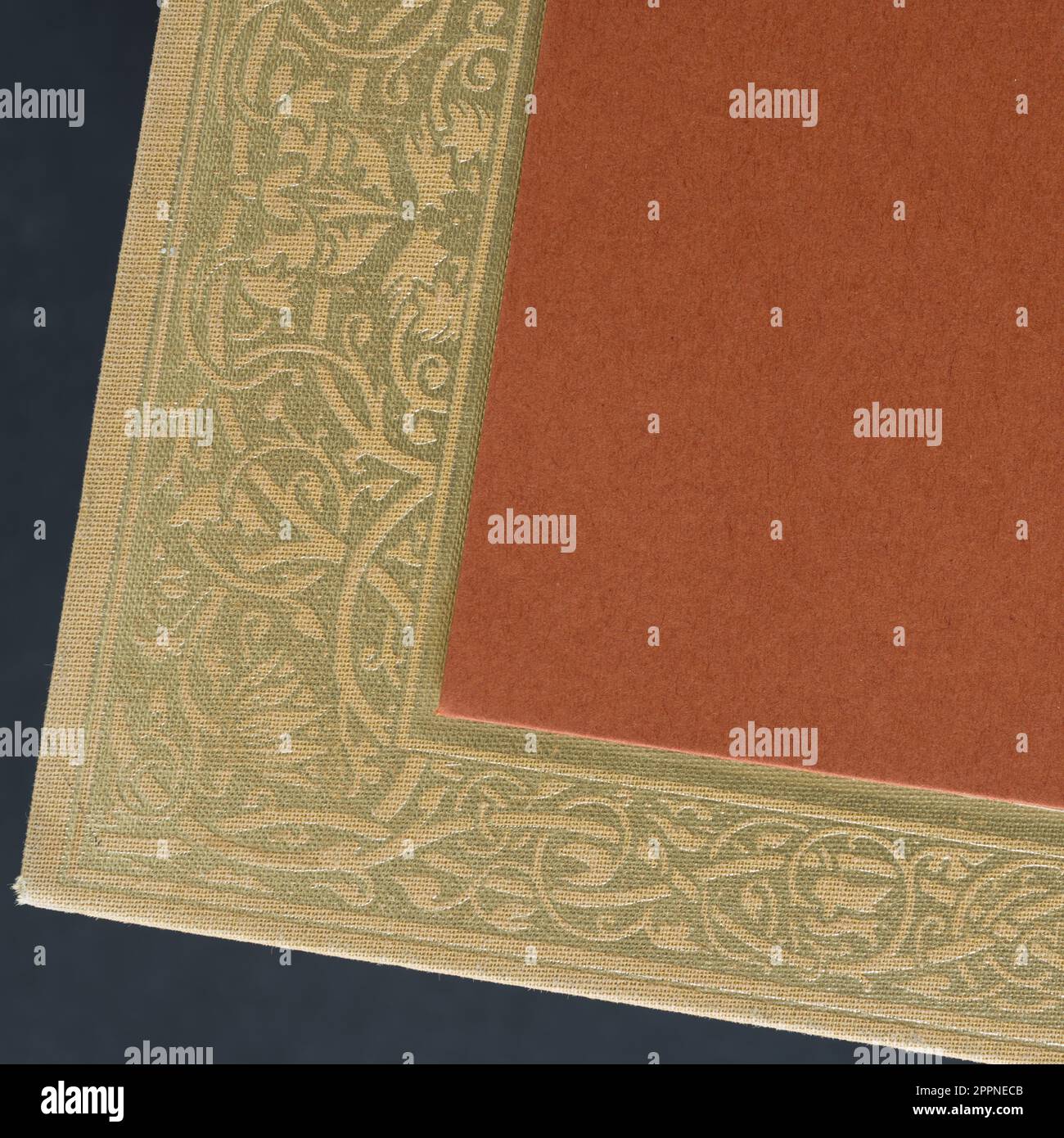 motif décoratif sur livre à couverture rigide avec papier brun vierge Banque D'Images