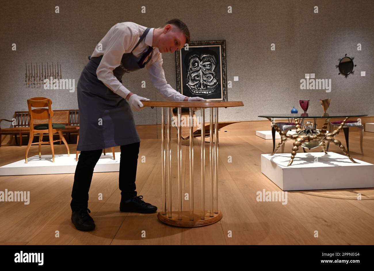 Les pièces par des femmes designers sont parmi les lots de vente de Bonhams Design le jeudi 27 avril. En tête de la vente est un prototype de table Meret Oppenheim avec des pattes d'oiseaux conçu 1939 , produit 1972 qui a une estimation de £30,000-£50,000 . La vente comprend également un bol à pied Lucie Rie , environ 1978 estimé à £20,000 - Säl30.000 , et une rare console conçue pour Marion Brownie Blackwell en 1937 par Betty Joel . la pièce a une estimation de £800-£1200 . Banque D'Images